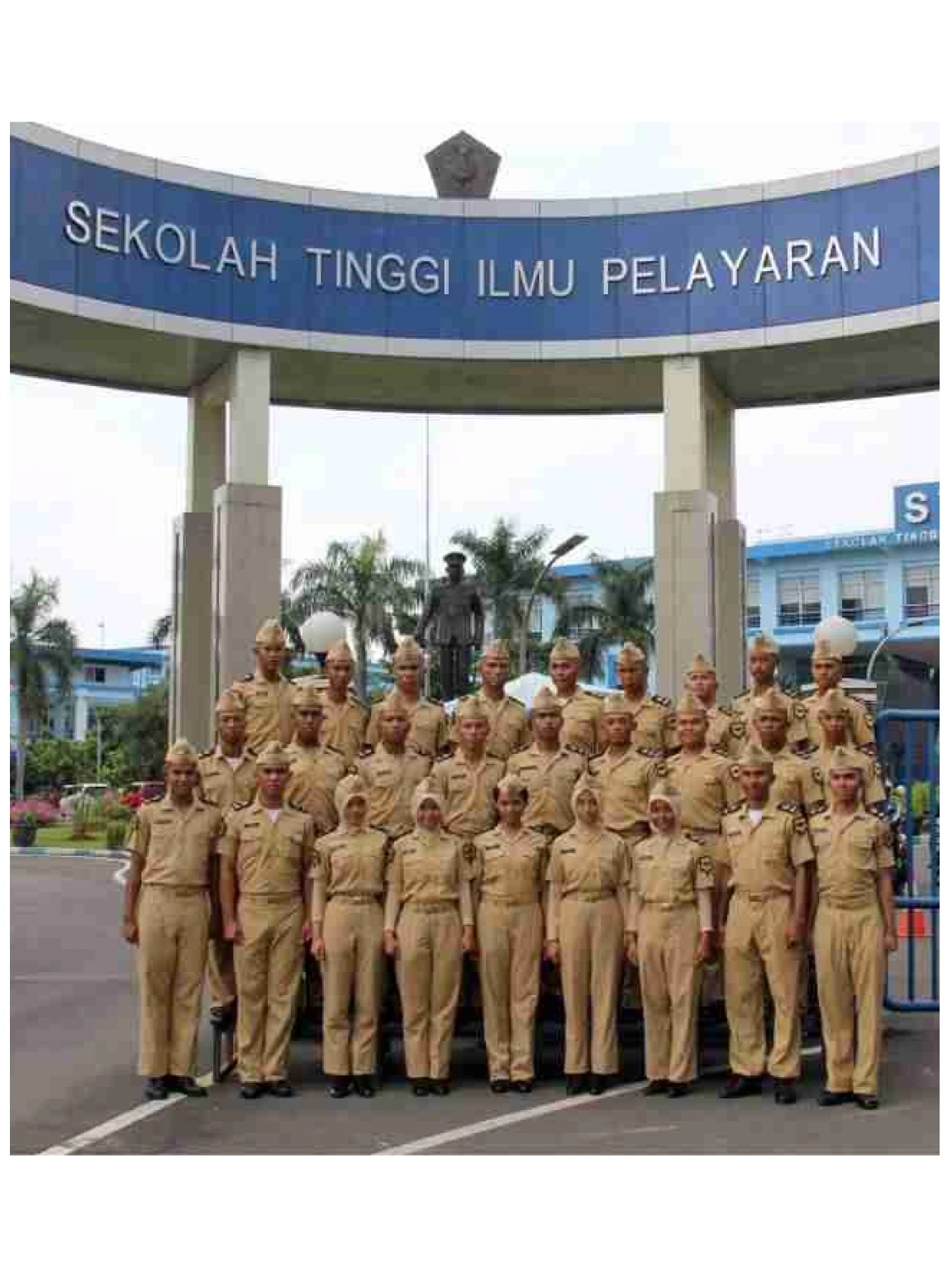 Taruna di depan gerbang Sekolah Tinggi Ilmu Pelayaran Jakarta