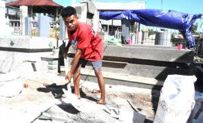 Rezky Rendi, Mahasiswa Unimor Ini Tak Gentar Raih Gelar Sarjana Sambil Jadi Buruh Kuburan