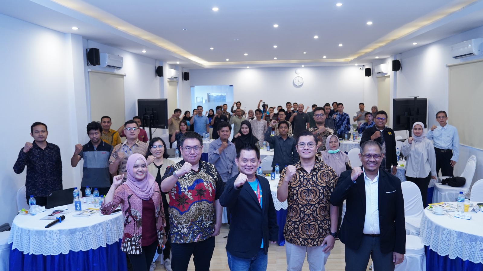 Foto: Rizky Januar Akbar, S.Kom., M.Eng., bersama peserta di acara Focus Group Discussion (FGD) SEVIMA