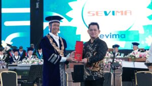 CEO SEVIMA Menerima Penghargaan dari Rektor ITS