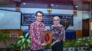 Chief Marketing Officer (CMO) SEVIMA, Andry Huzain menerima plakat dari LLDIKTI Wilayah I.