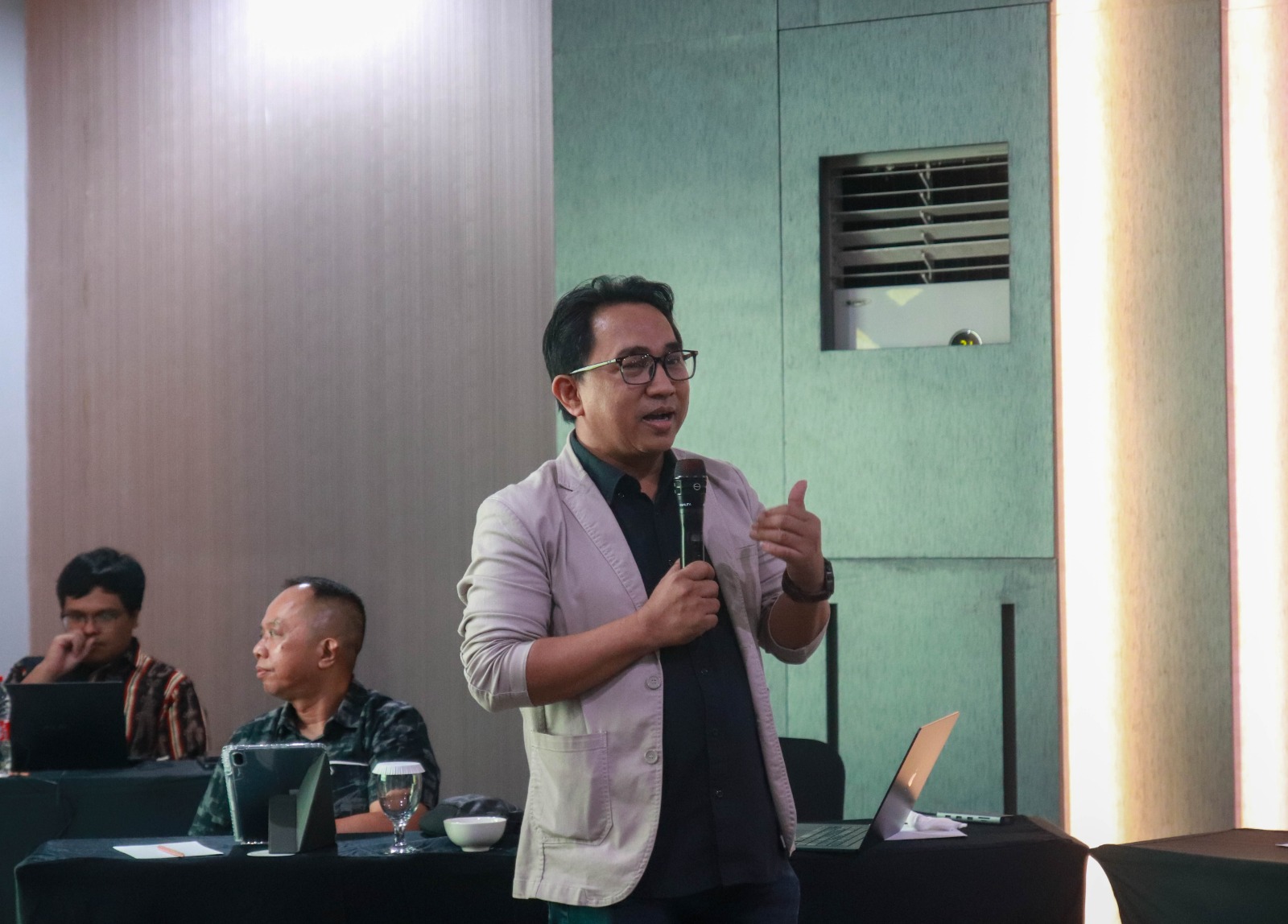 Felix Pasila, S.T., M.Sc., Ph.D. membawakan materi di FDG SEVIMA dan UKP di Hotel Swiss-Bell Makassar